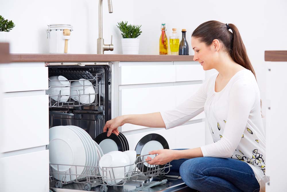 ظرف ها را با دست بشوریم بهتر است یا ماشین ظرفشویی ؟