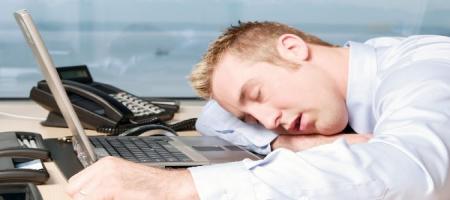  چرا بعد از ظهرها احساس خواب‌آلودگی می‌کنیم؟ 