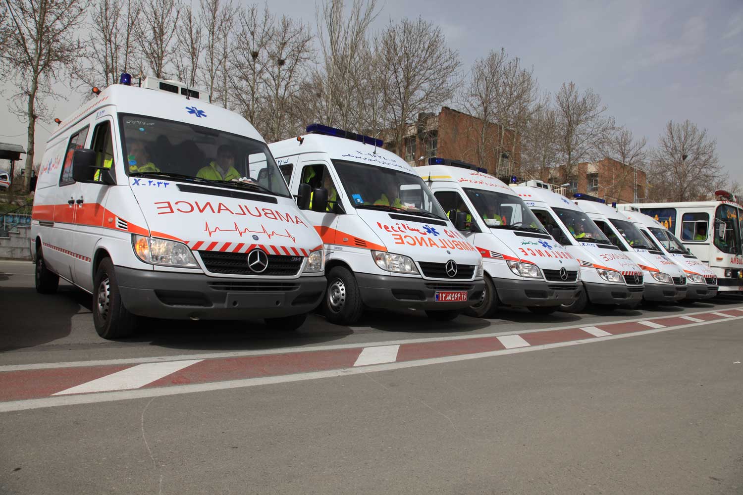 استقرار آمبولانس در ایستگاه های امدادی مسیرهای پیاده روی زائران
