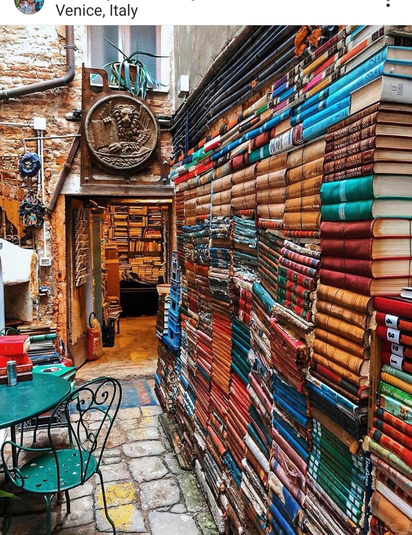 تصویری از یک کتاب فروشی در شهر ونیز ایتالیا
