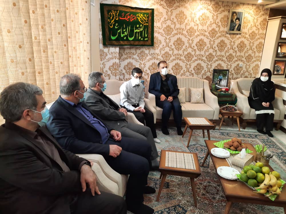 دیدار معاون درمان وزیر بهداشت با خانواده شهید «شفاعت»