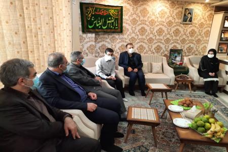 دیدار معاون درمان وزیر بهداشت با خانواده شهید «شفاعت»