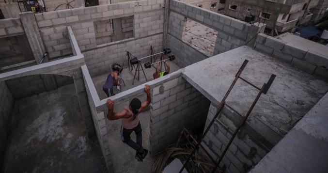 تمرین بدنسازی در پشت‌بام + عکس