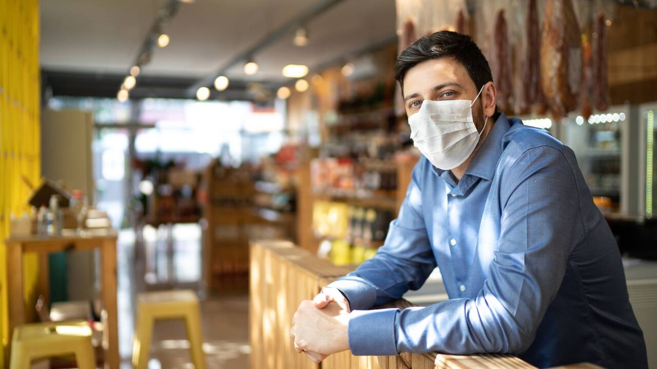 وقتی بیرون از خانه غذا می‌خوریم با ماسک خود چه کنیم؟