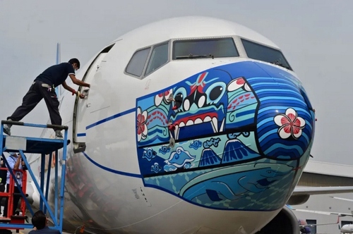کشیدن ماسک روی بدنه هواپیمای مسافربری! + عکس