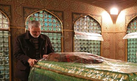  شهید سردار سلیمانی در کنار ضریح امام رضا(ع)+ عکس