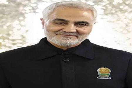 عکس/ شهید سلیمانی در کنار ضریح امام رضا(ع)