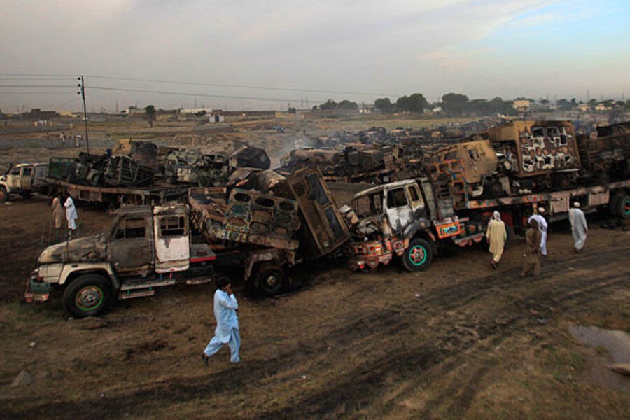 به آتش کشیده شدن خودروهای نظامی ناتو در پاکستان + عکس