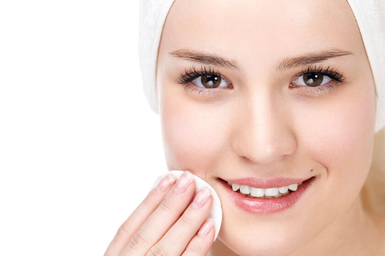  آرایش صورت را چه زمانی پاک کنیم که به پوست آسیبی نرسد؟