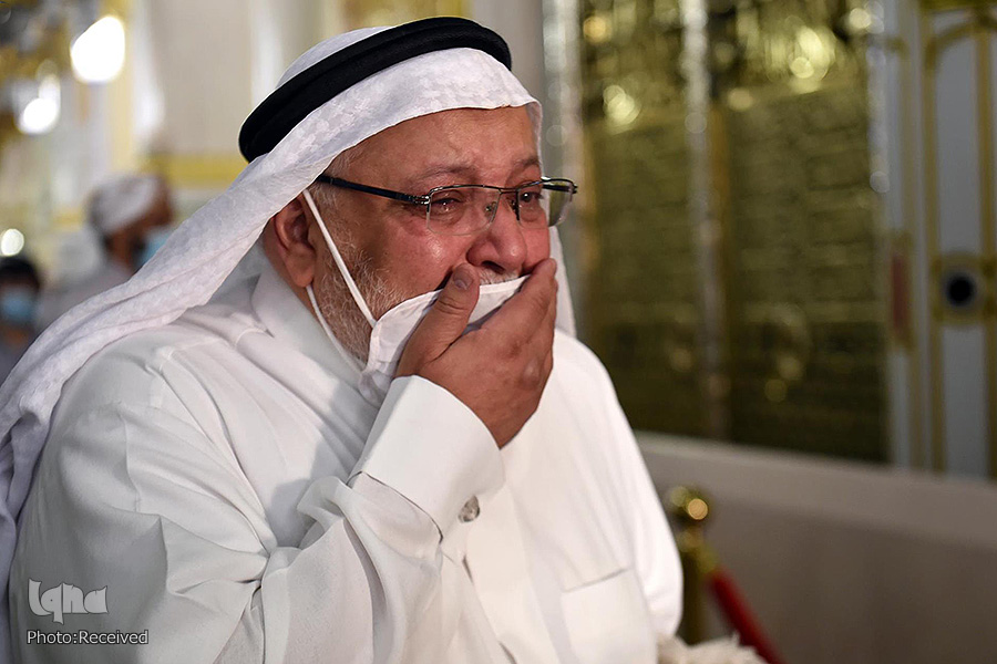 اشک های زائران هنگام گشوده شدن درب مسجد الحرام + عکس