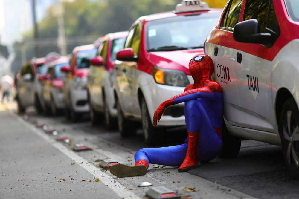 مردی با لباس مرد عنکبوتی در تظاهرات  علیه تاکسی اینترنتی در مکزیک +تصویر
