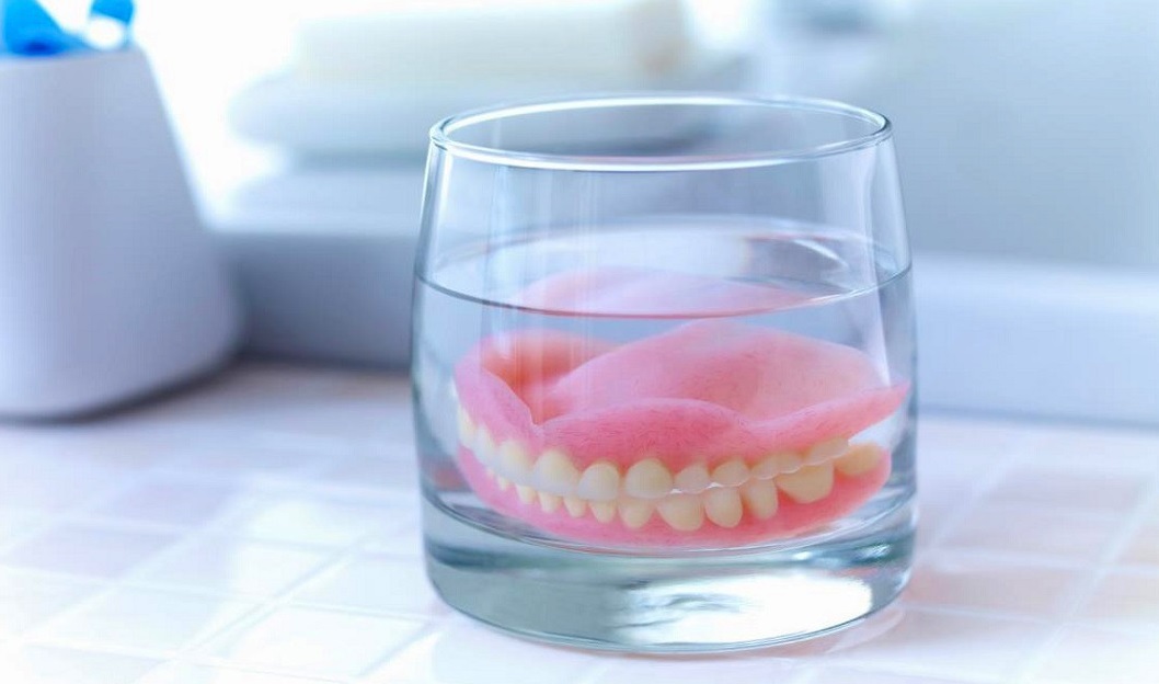  ۵ راه برای حفاظت از دندان‌های مصنوعی