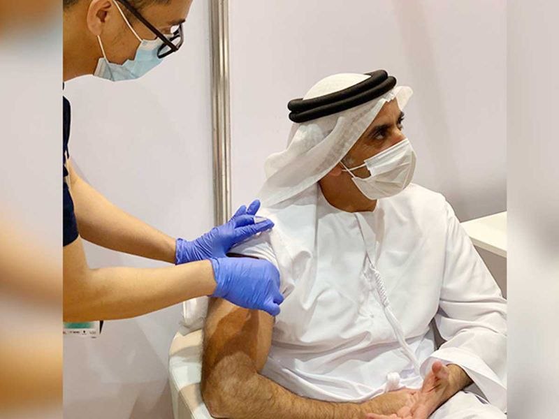 وزیر اماراتی در حال تزریق واکسن کرونا + عکس
