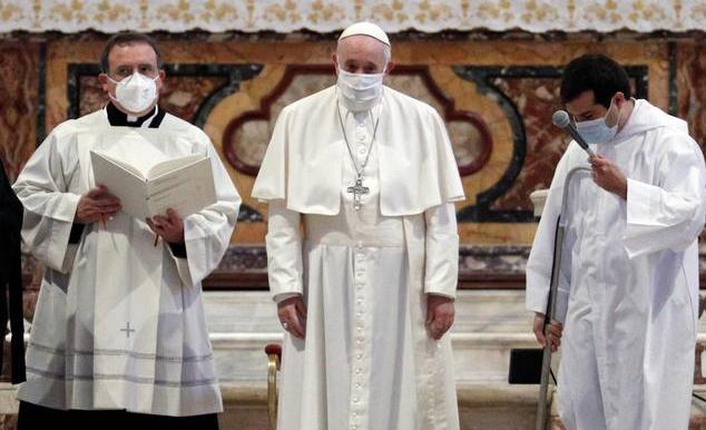 پاپ فرانسیس برای اولین بار از ماسک استفاده کرد + عکس