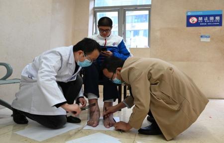 نوجوان ۱۴ ساله چینی با ۲۲۱ سانتیمتر قد رکورددار بلندقامت ترین پسر گینس می‌ شود + عکس 