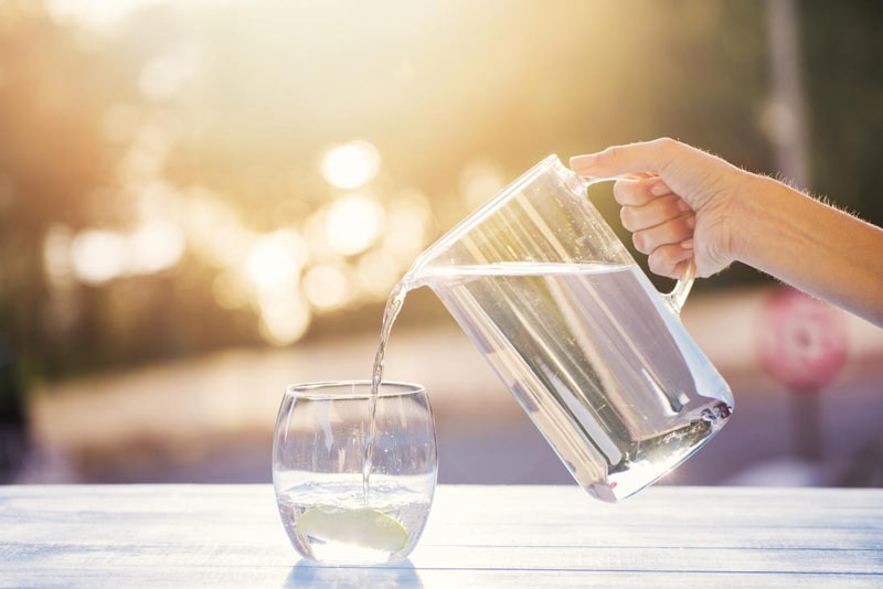 چه مقدار آب باید در طول روز بنوشید؟