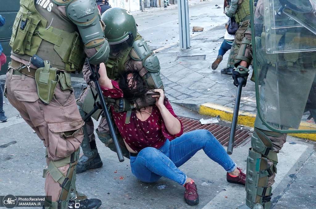 شیوه بازداشت ز‌ن معترض در شیلی + عکس