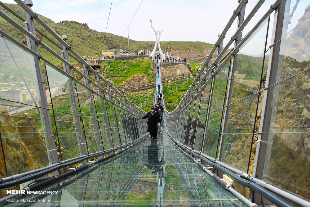 طولانی ترین پل معلق و قوسی شیشه ای خاورمیانه در مشگین شهر + عکس