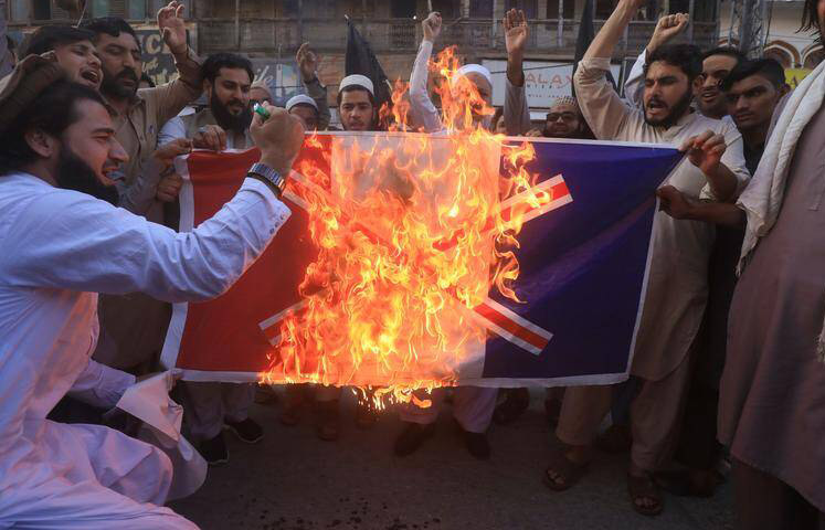 آتش زدن پرچم فرانسه در پاکستان + عکس