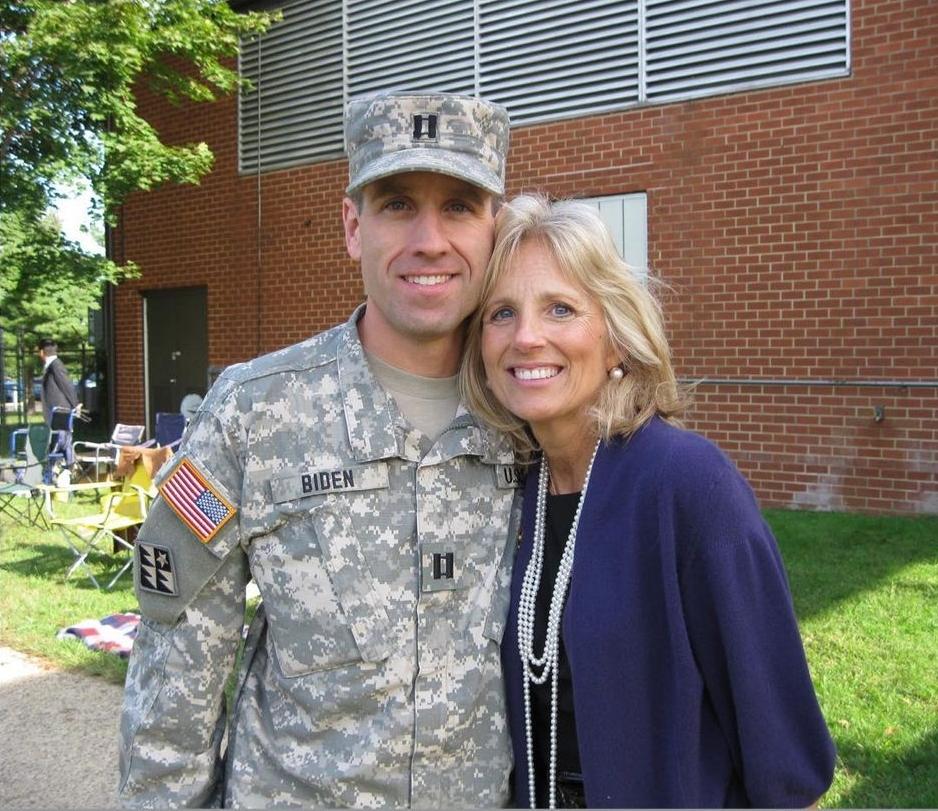 تصویری از پسر بایدن در لباس ارتش آمریکا و مادرش