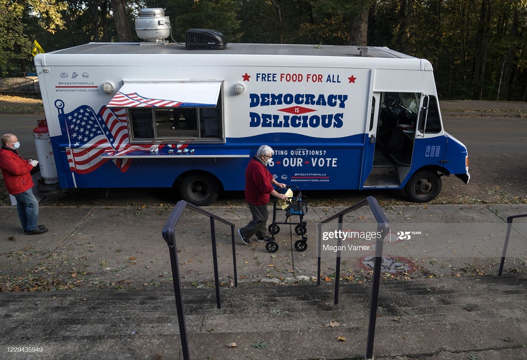 کامیون غذای رایگان در محل رای گیری! + عکس