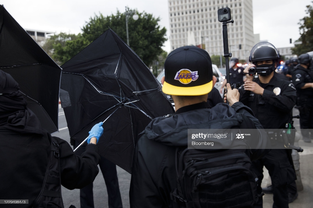 فیلمبرداری پلیس آمریکا از معترضان به انتخابات + عکس