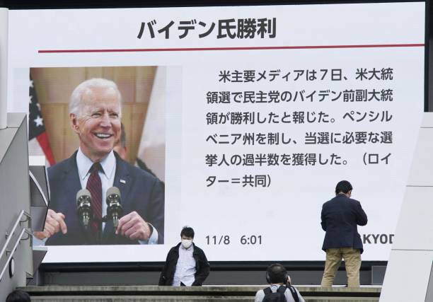 خبر پیروزی بایدن در صفحه نمایش بزرگ در توکیو  + عکس