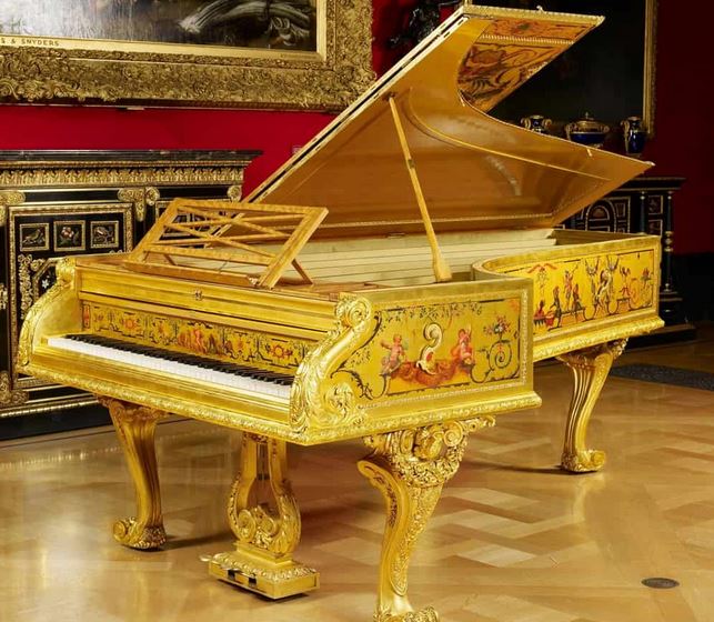 پیانوی طلایی صدام حسین  در کاخ ملکه انگلیس + عکس