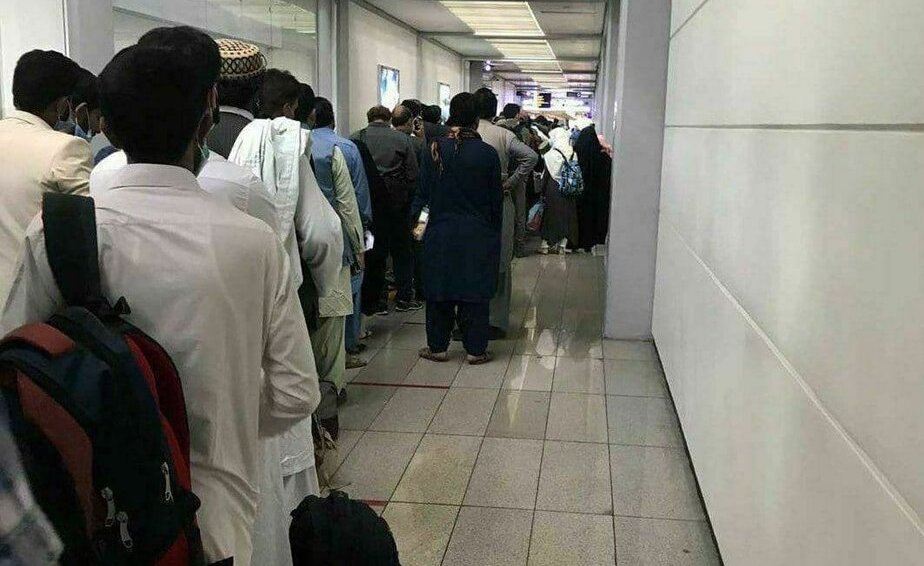 ازدحام جمعیت برای تست کرونا در فرودگاه امام(ره) بدون فاصله‌گذاری اجتماعی! + عکس