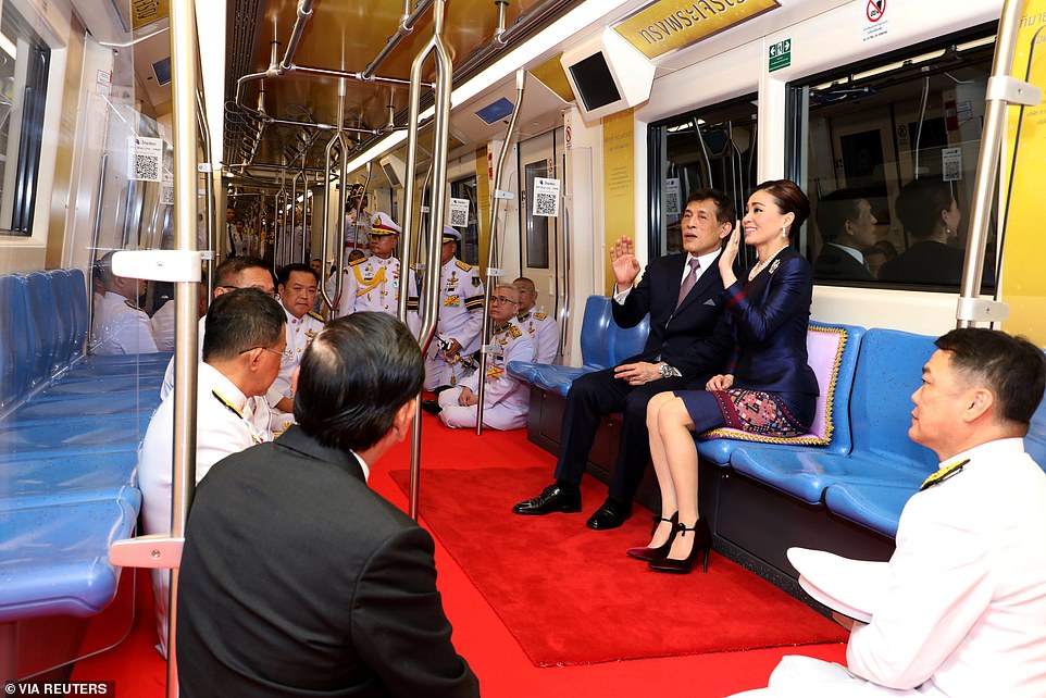 تصاویر مترو سواری ملکه و پادشاه تایلند در بحبوحه اعتراضات گسترده + عکس