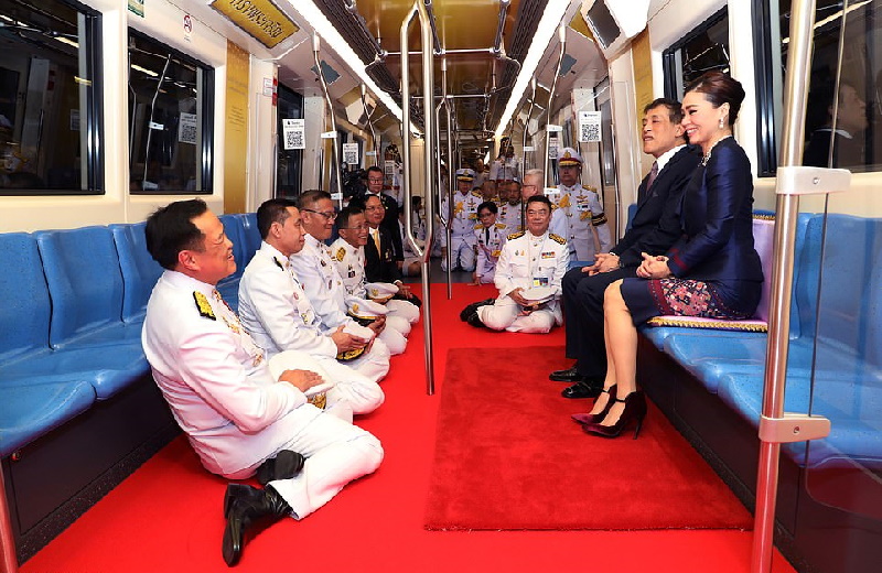 تصاویر مترو سواری ملکه و پادشاه تایلند در بحبوحه اعتراضات گسترده در پایتخت + عکس 