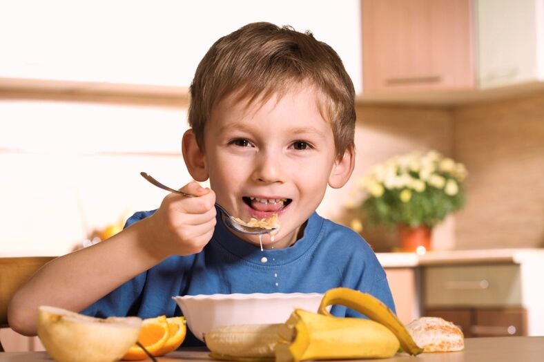 تغذیه کودکان تا ۵ سالگی باید چگونه باشد؟