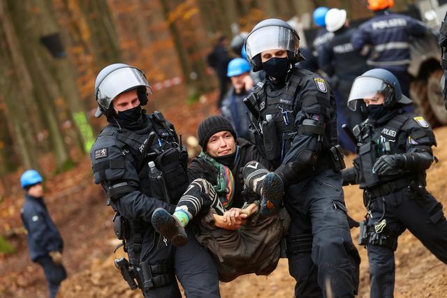 معترضین به ساخت بزرگراه در جنگل‌های آلمان + عکس