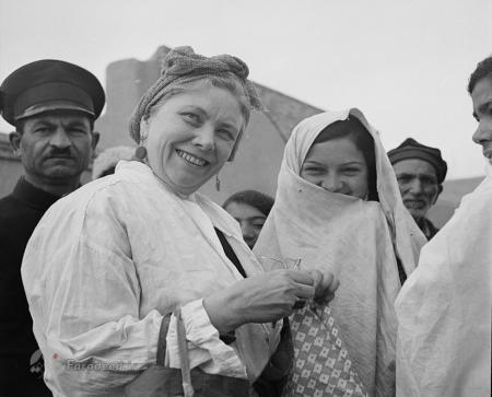 اعانه دادن همسر دیپلمات آمریکایی در حاشیه تهران! + عکس
