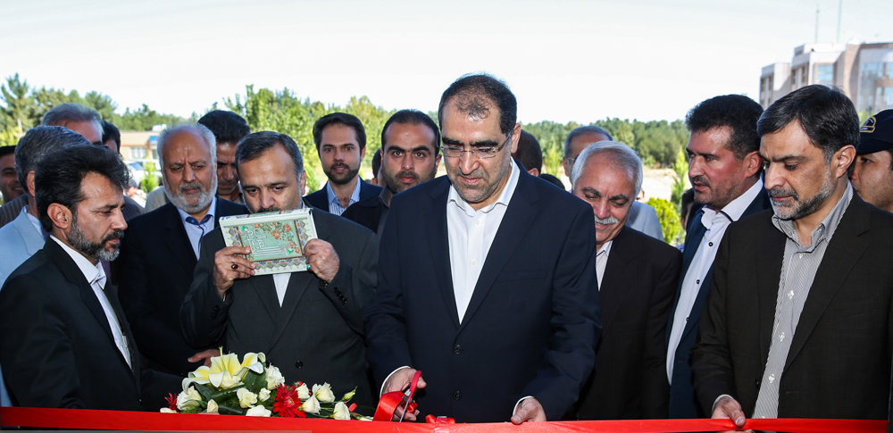 وزیر بهداشت مرکز جامع خدمات سلامت نخل تقی عسلویه را افتتاح کرد