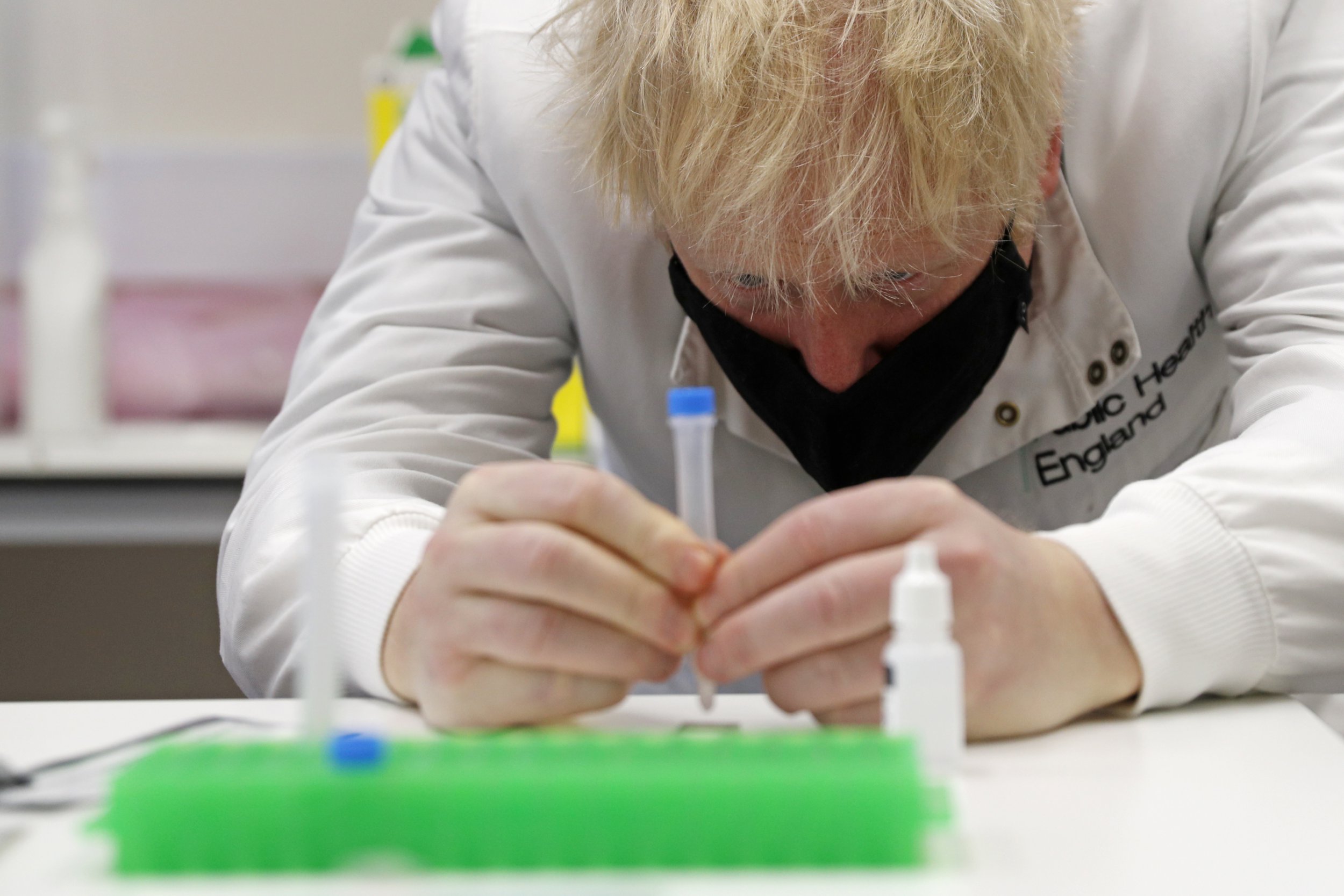 ژست نخست وزیر بریتانیا در یک آزمایشگاه تست کرونا + عکس