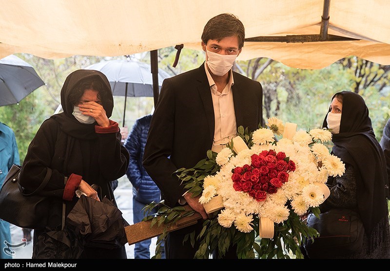 فرزند زنده‌یاد پرویز پورحسینی در مراسم خاکسپاری + عکس