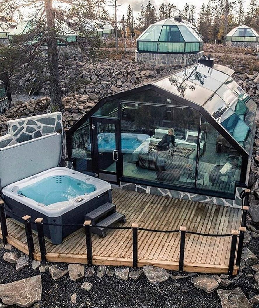 هتل شیشه ای به سبک خانه اسکیموها در فنلاند + عکس