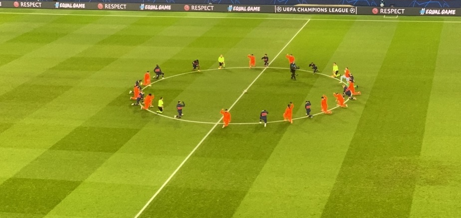 چرا بازیکنان پاری‌سن‌ژرمن و باشاک‌شهیر زانو زدند؟ + عکس 