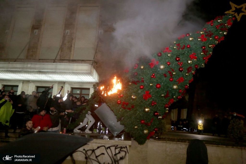 سوزاندن درخت کریسمس توسط معترضان در آلبانی + عکس