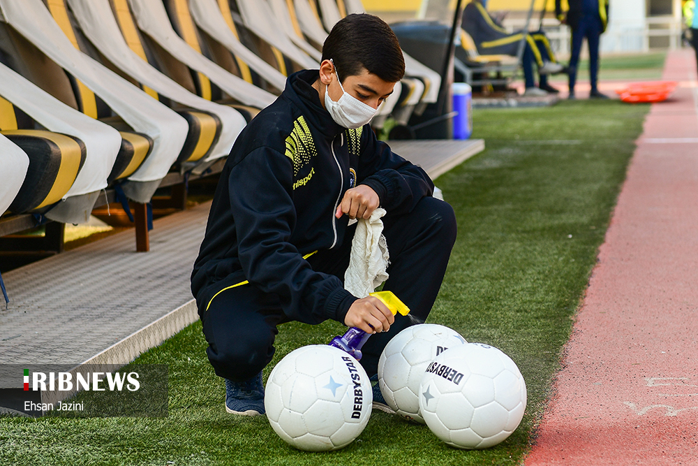 ضدعفونی توپ های فوتبال در دیدار سپاهان و نساجی + عکس
