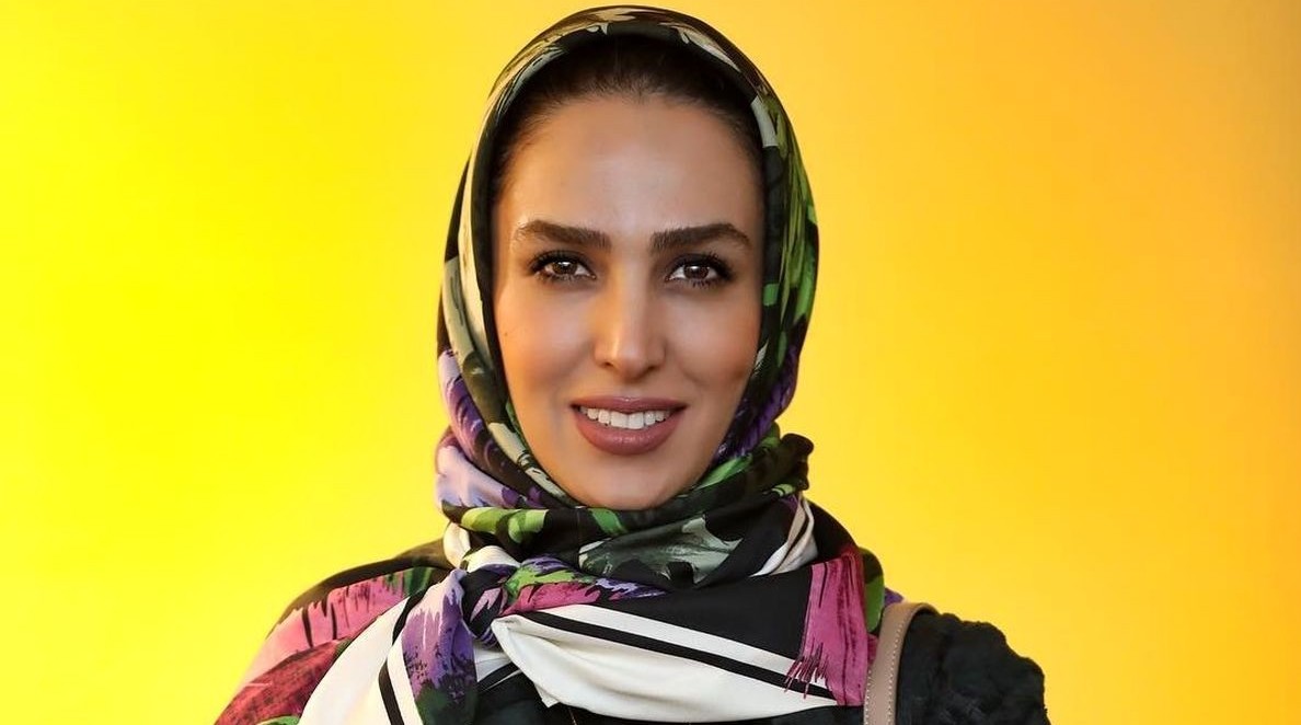 خانم بازیگر معروف در رستوران خالی + عکس