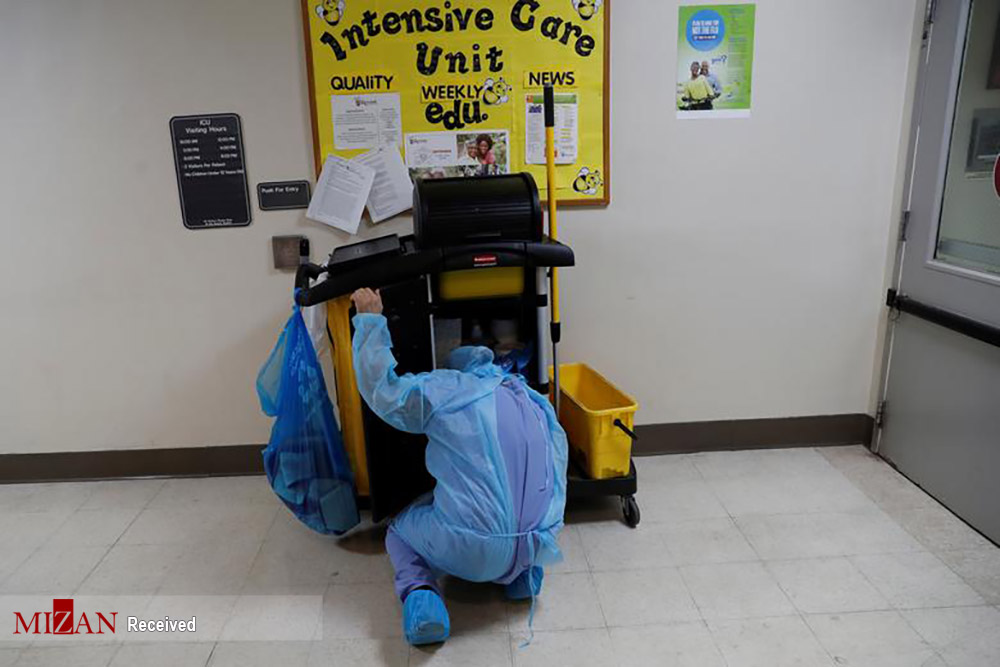 کار حساس و خطرناک نظافتچیان کرونایی + عکس