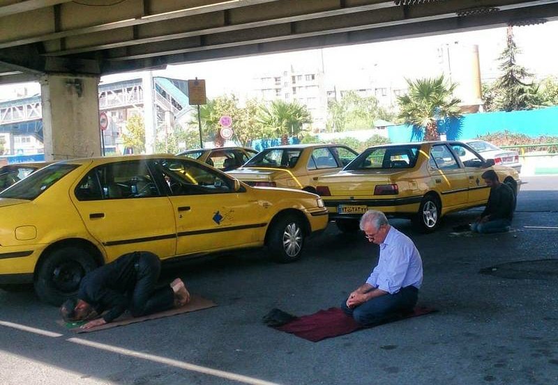 نماز اول وقت راننده تاکسی ها + عکس