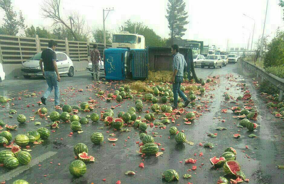 عکس/ نیسانی که بار خود را وسط اتوبان خالی کرد!