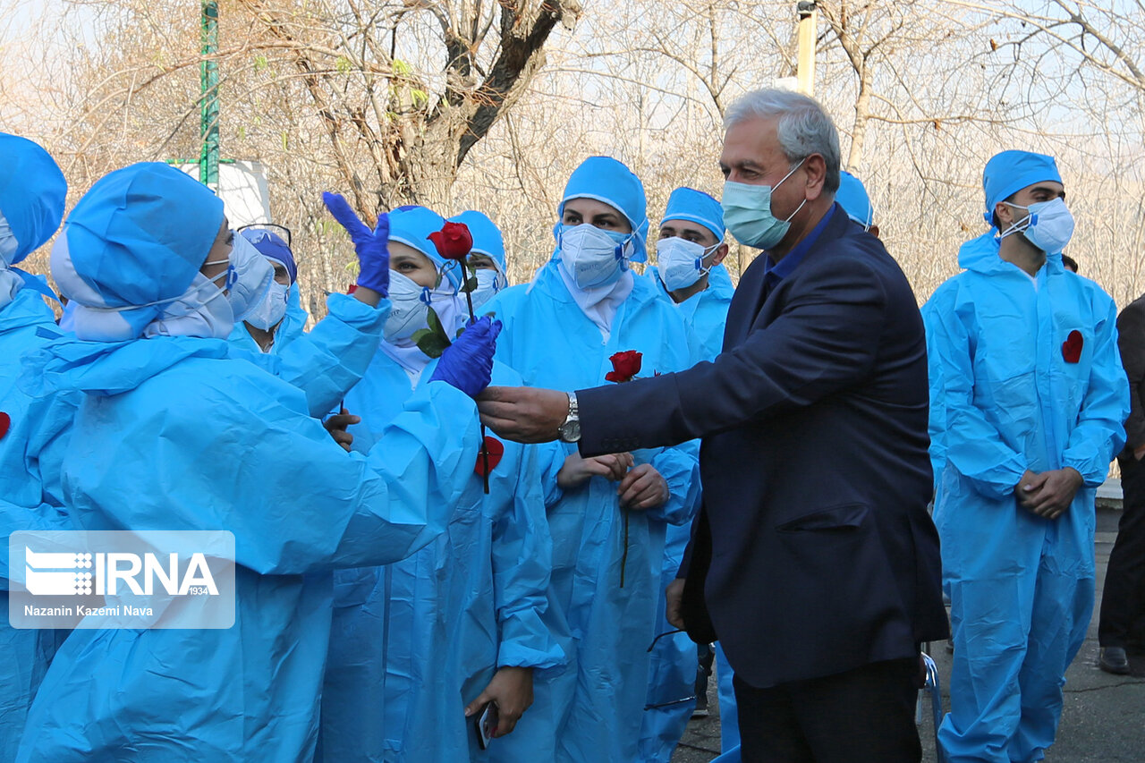 گل دادن علی ربیعی به پرستاران + عکس