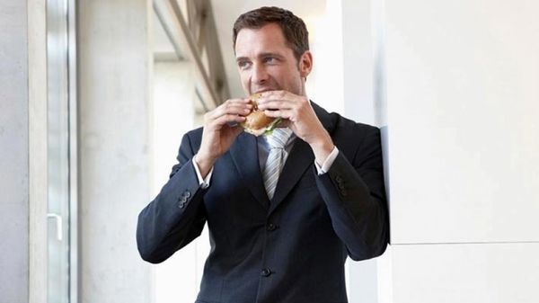 عوارض ایستاده غذا خوردن