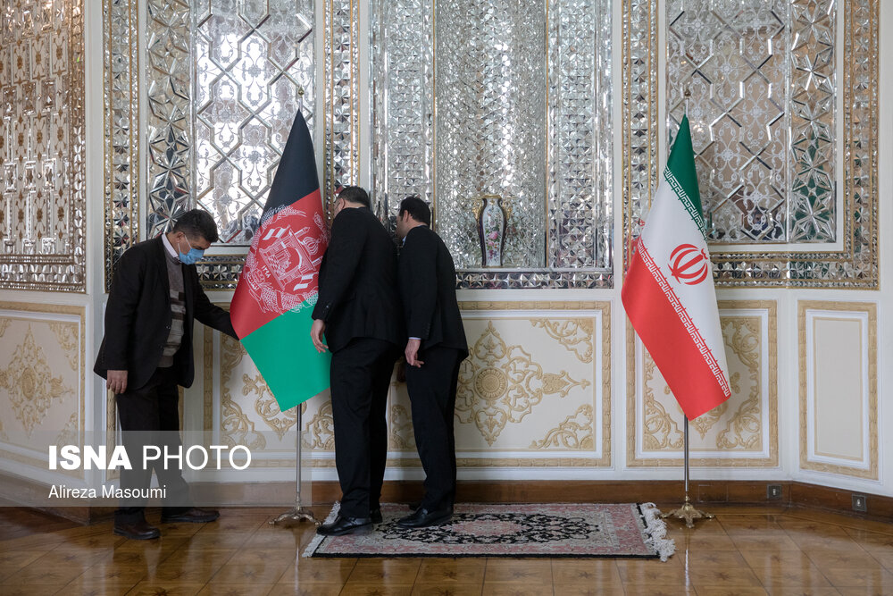 حاشیه های دیدار امروز وزیر خارجه؛ تذکر ظریف برای پرچم + عکس