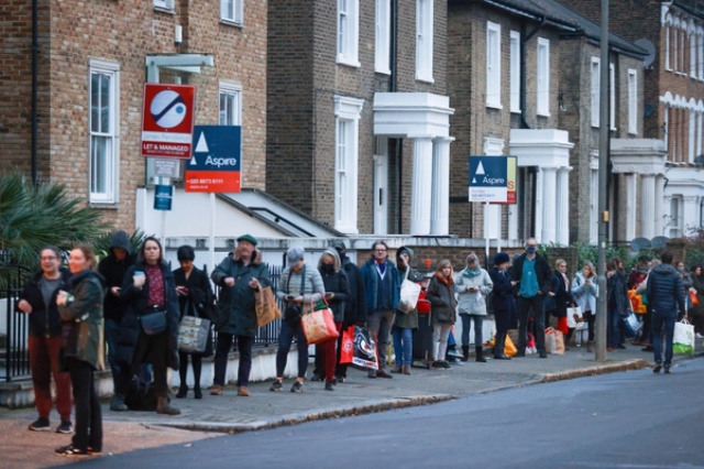 صف‌های شلوغ و قفسه‌های خالی فروشگاه‌های لندن + عکس