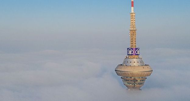 برج «تیانجین» چین در مه غلیظ + عکس